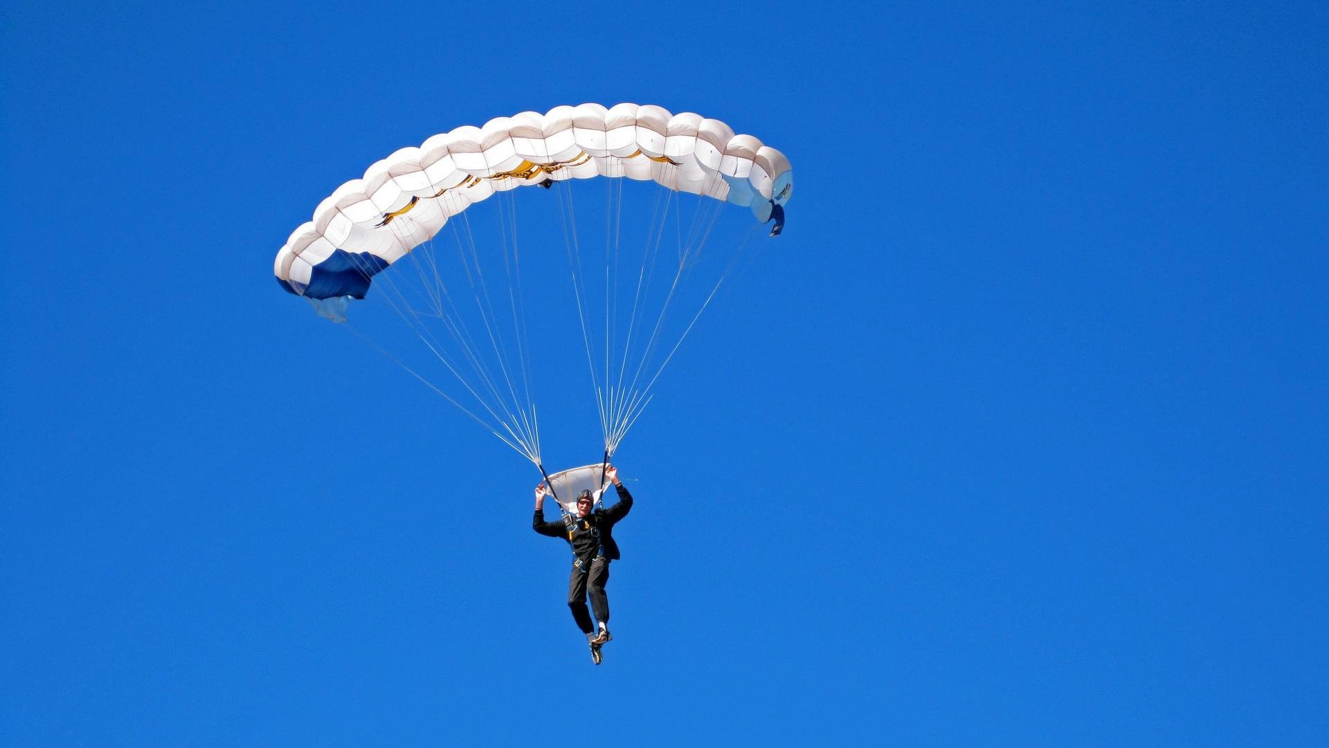 “马科斯·莫奇的全能防守与高效协作，推动美洲狮队持续向前”